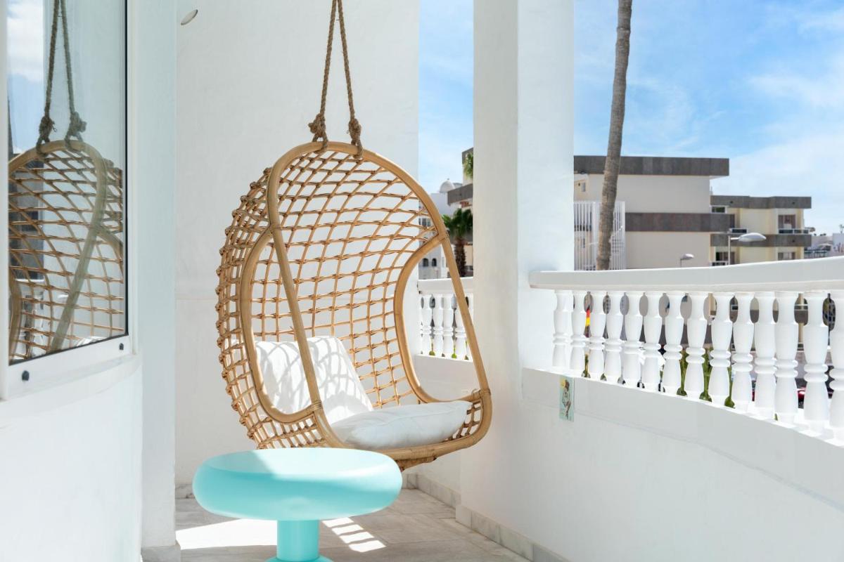 Un balcón o terraza de Gold By Marina - Adults only