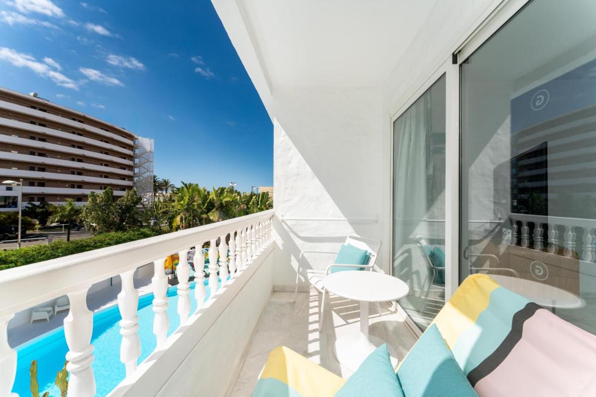Un balcón o terraza de Gold By Marina - Adults only