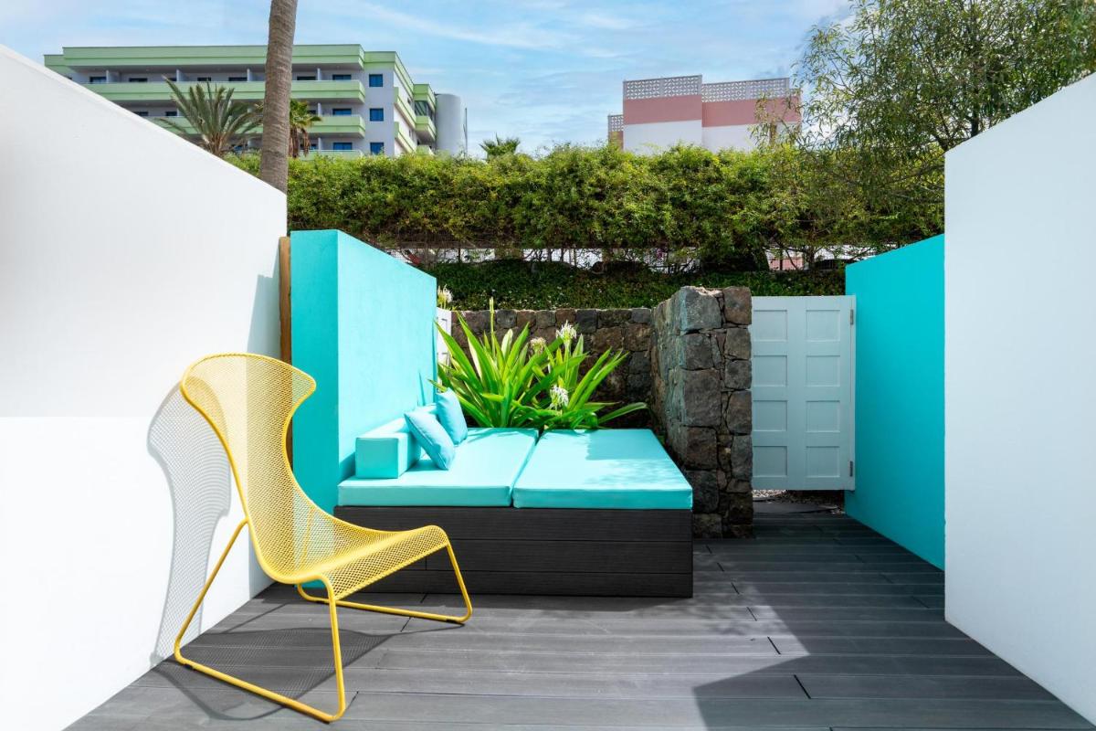 Un balcón o terraza de Gold By Marina - Adults only