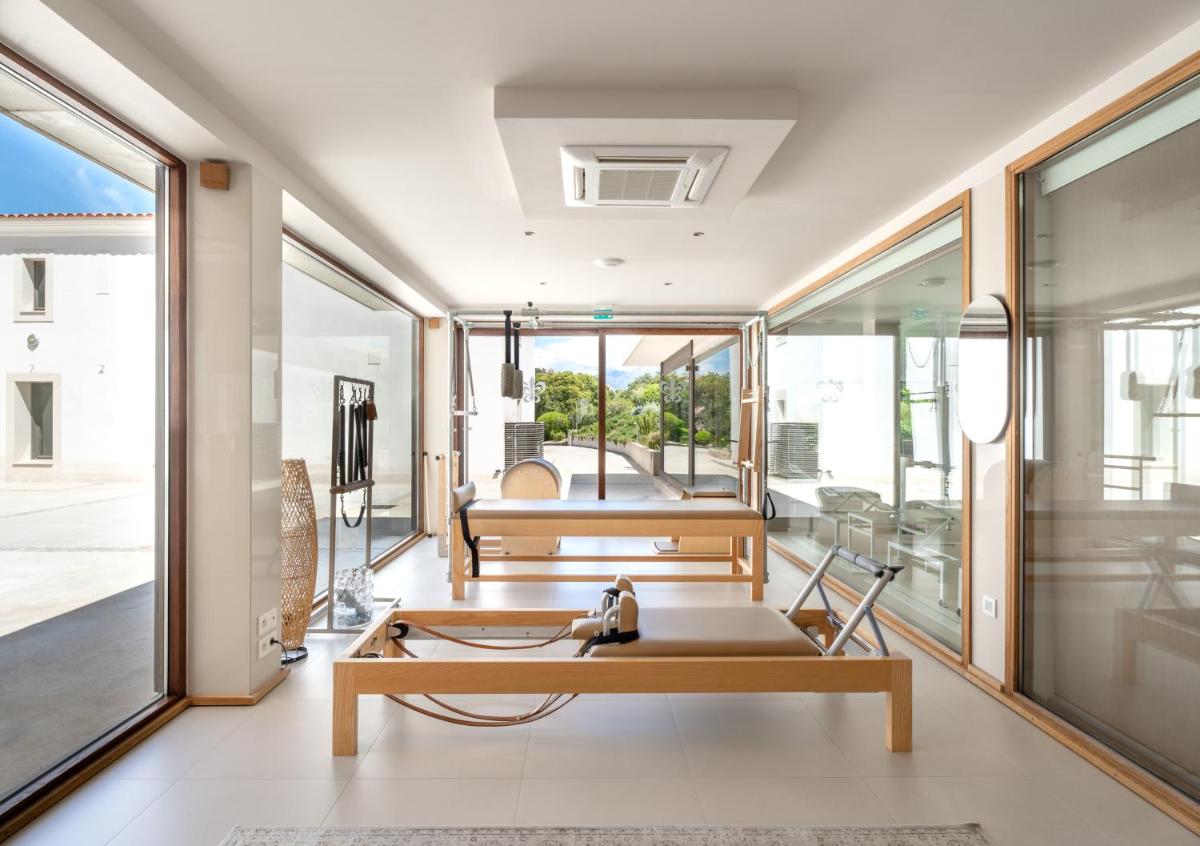 un salon avec une table et des portes vitrées dans l'établissement La Villa Calvi, à Calvi