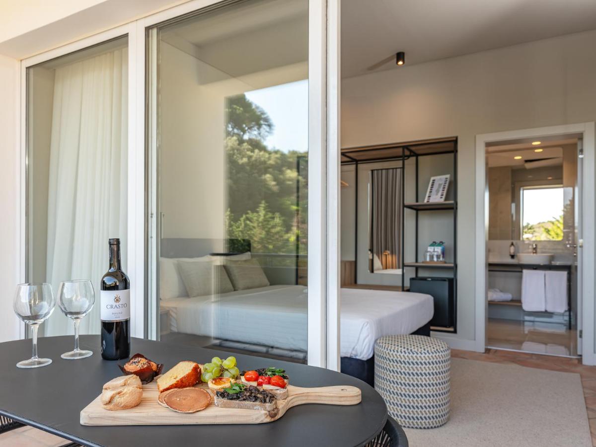 um quarto com uma cama e uma mesa com um prato de comida em Villa Termal Spa Hotel - Villa Termal Spa Resort - by Unlock Hotels em Monchique