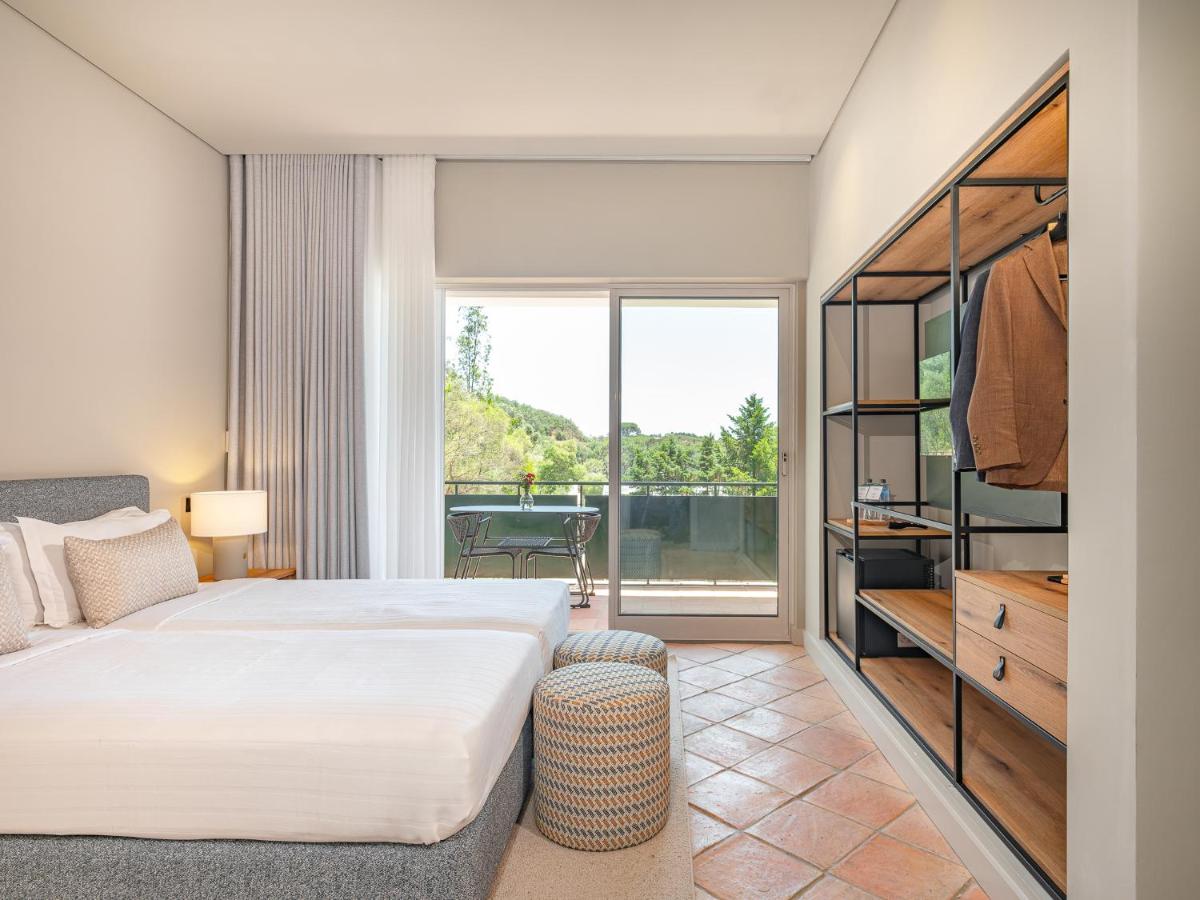 um quarto com uma cama e uma varanda em Villa Termal Spa Hotel - Villa Termal Spa Resort - by Unlock Hotels em Monchique