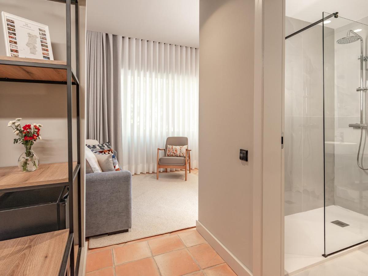 uma casa de banho com um chuveiro de vidro num quarto em Villa Termal Spa Hotel - Villa Termal Spa Resort - by Unlock Hotels em Monchique
