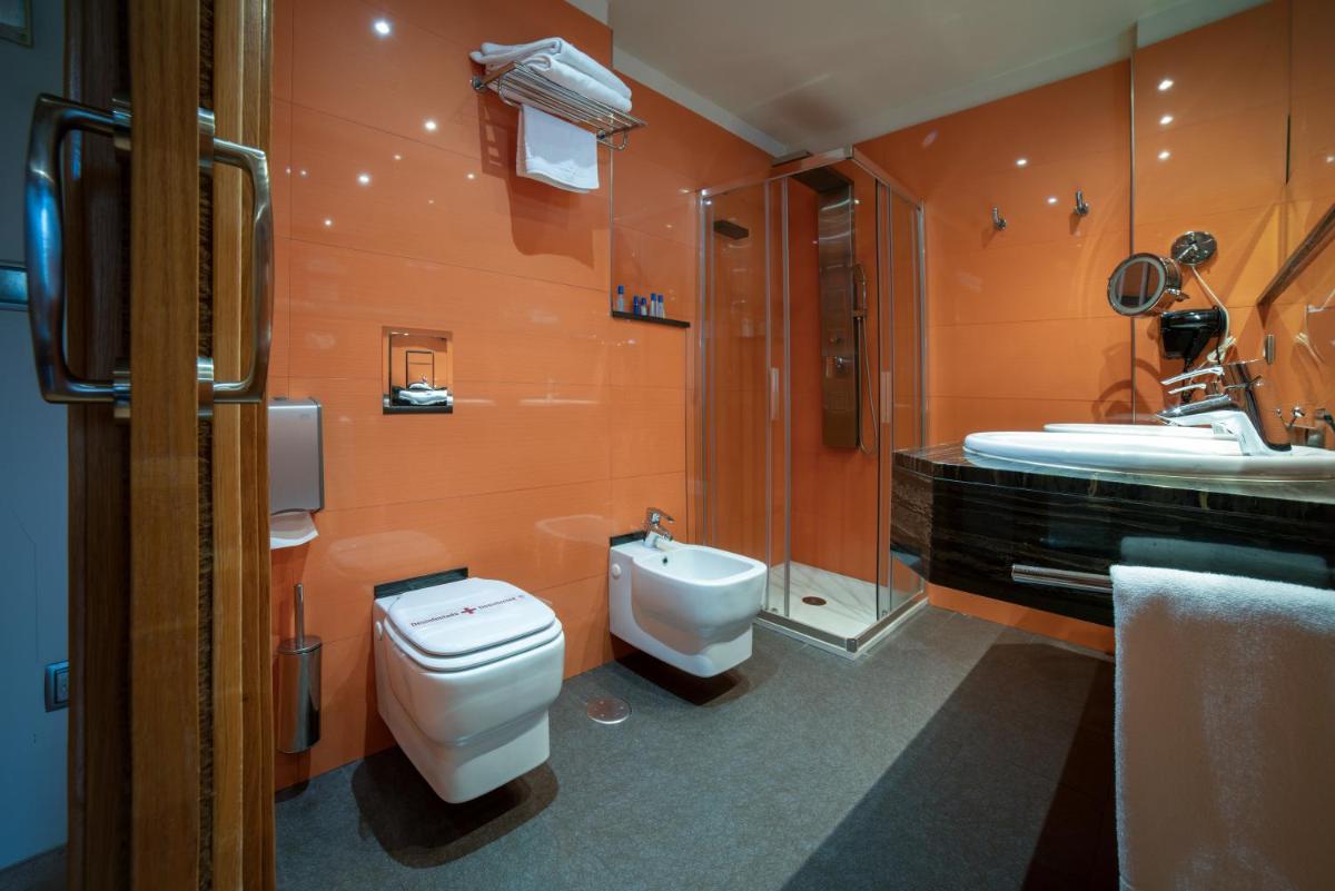 Un baño de Hotel Felisa SPA