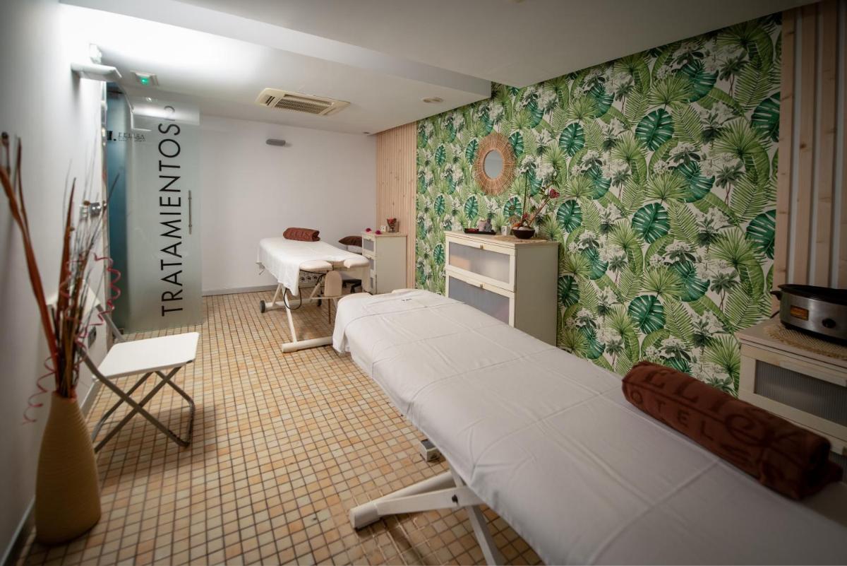 Habitación hospitalaria con cama y escritorio en Hotel Felisa SPA, en Queveda