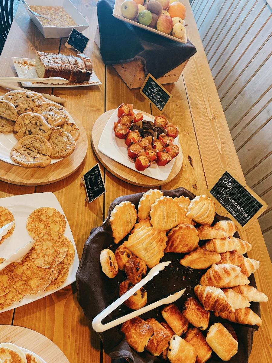 - une table avec différents types de pâtisseries sur les assiettes dans l'établissement Hob Fort du Pré, à Saint-Bonnet-le-Froid