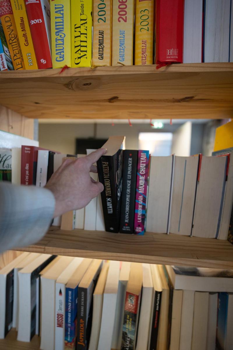 Bibliothèque dans l'hôtel