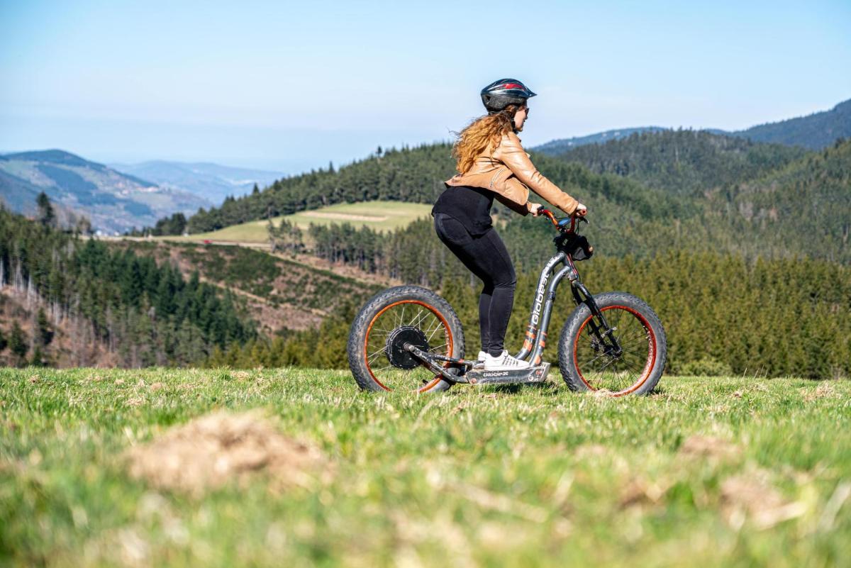 Vélo sur le terrain de l'établissement Hob Fort du Pré ou dans les environs