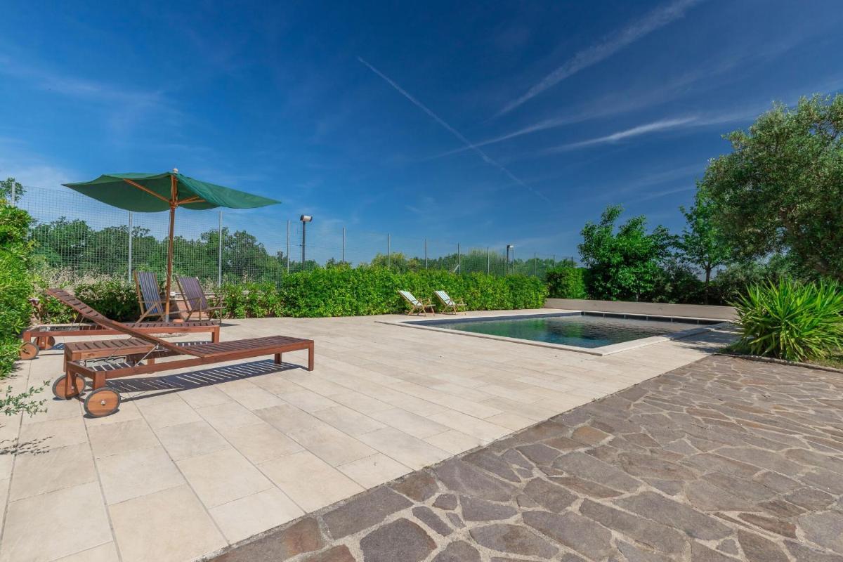 Italian Experience - Sunrise Hill Holiday Home - Housity