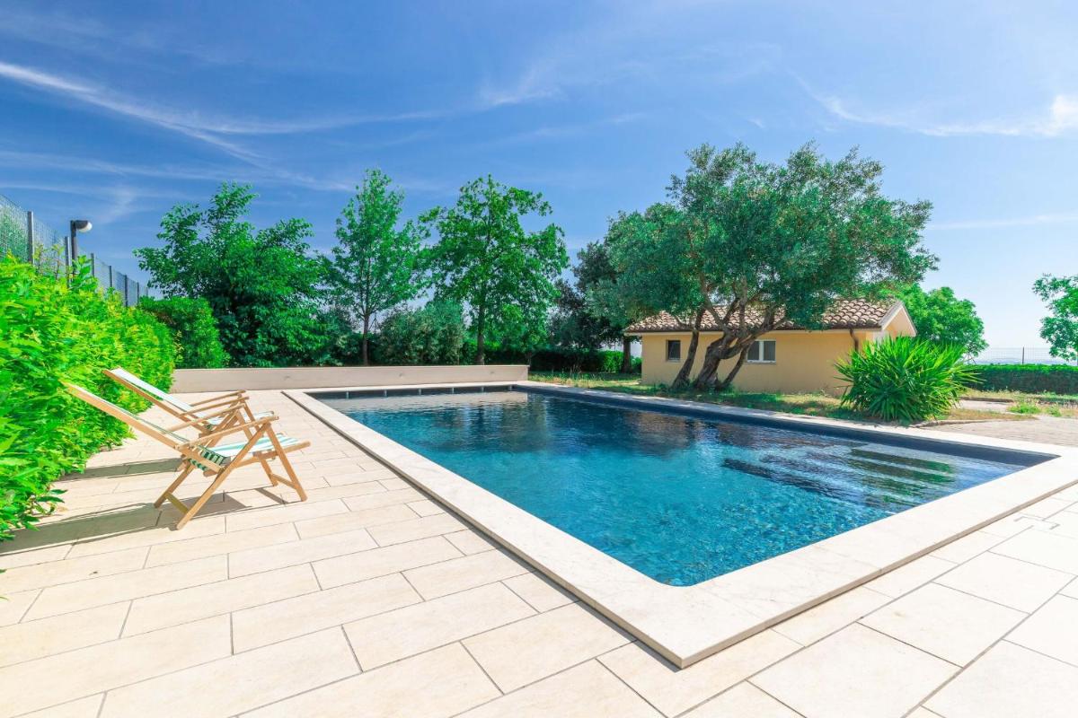 Italian Experience - Sunrise Hill Holiday Home - Housity