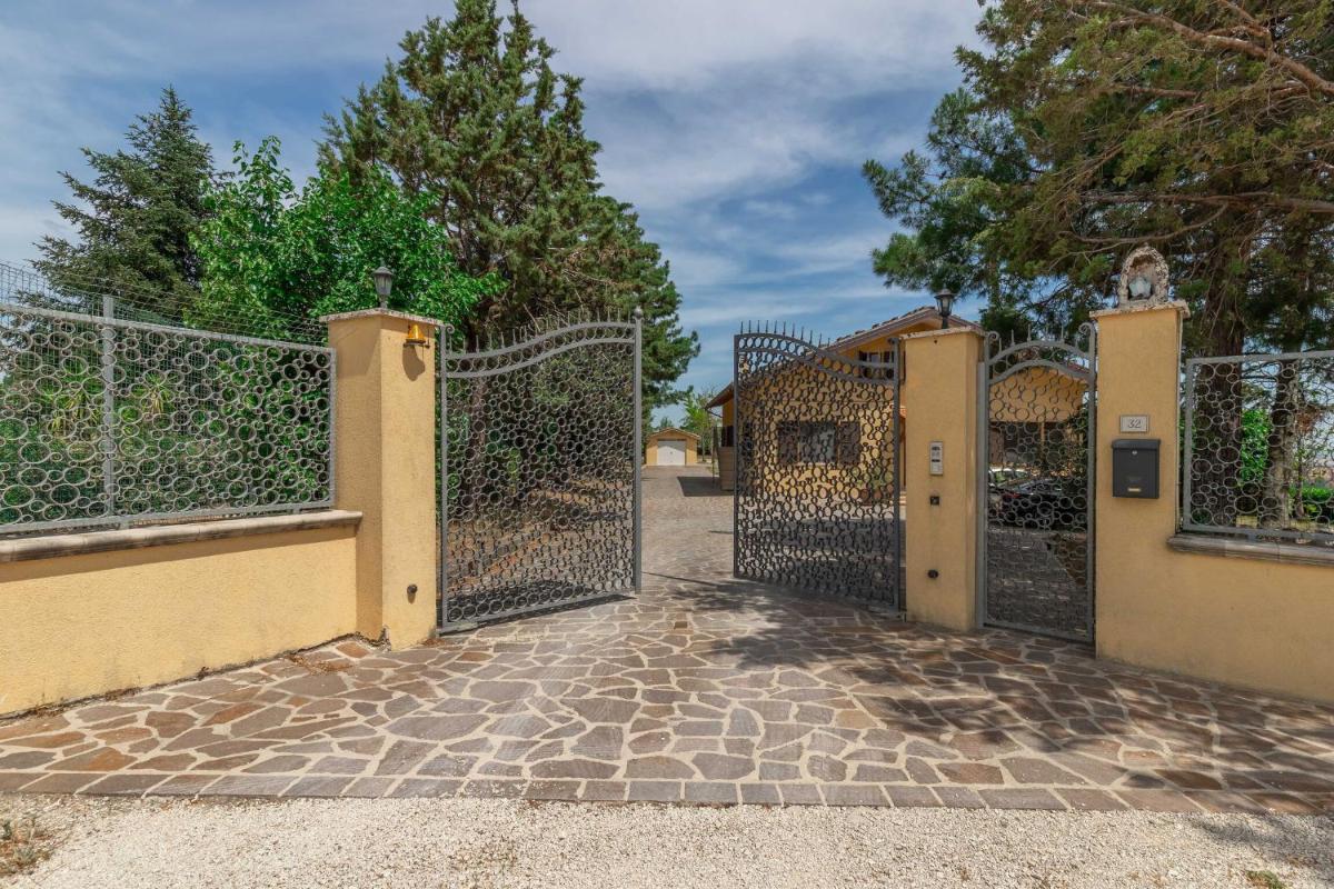 Italian Experience - Sunrise Hill Holiday Home - Housity