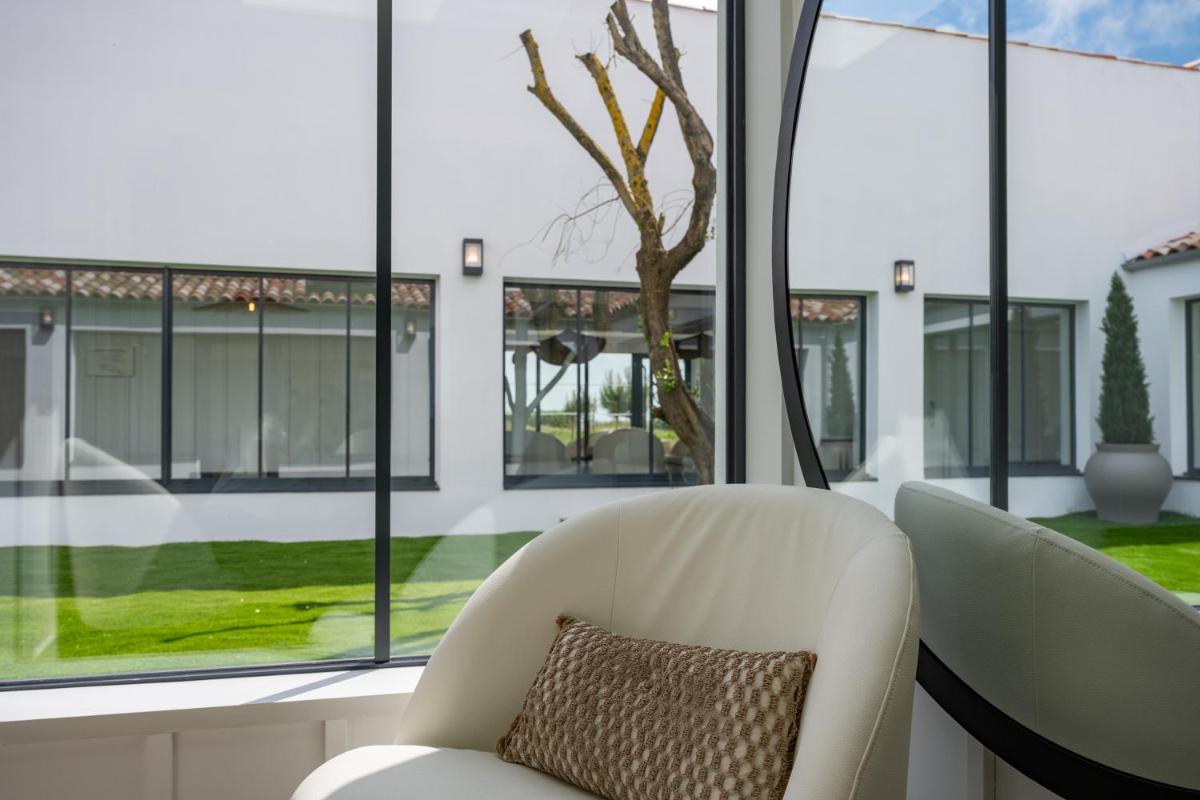 Coin salon dans l'établissement Hôtel Atalante - Relais Thalasso & Spa