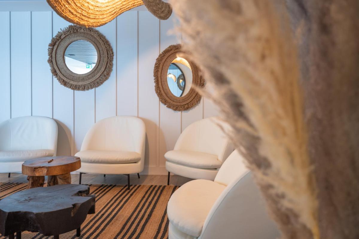 Coin salon dans l'établissement Hôtel Atalante - Relais Thalasso & Spa