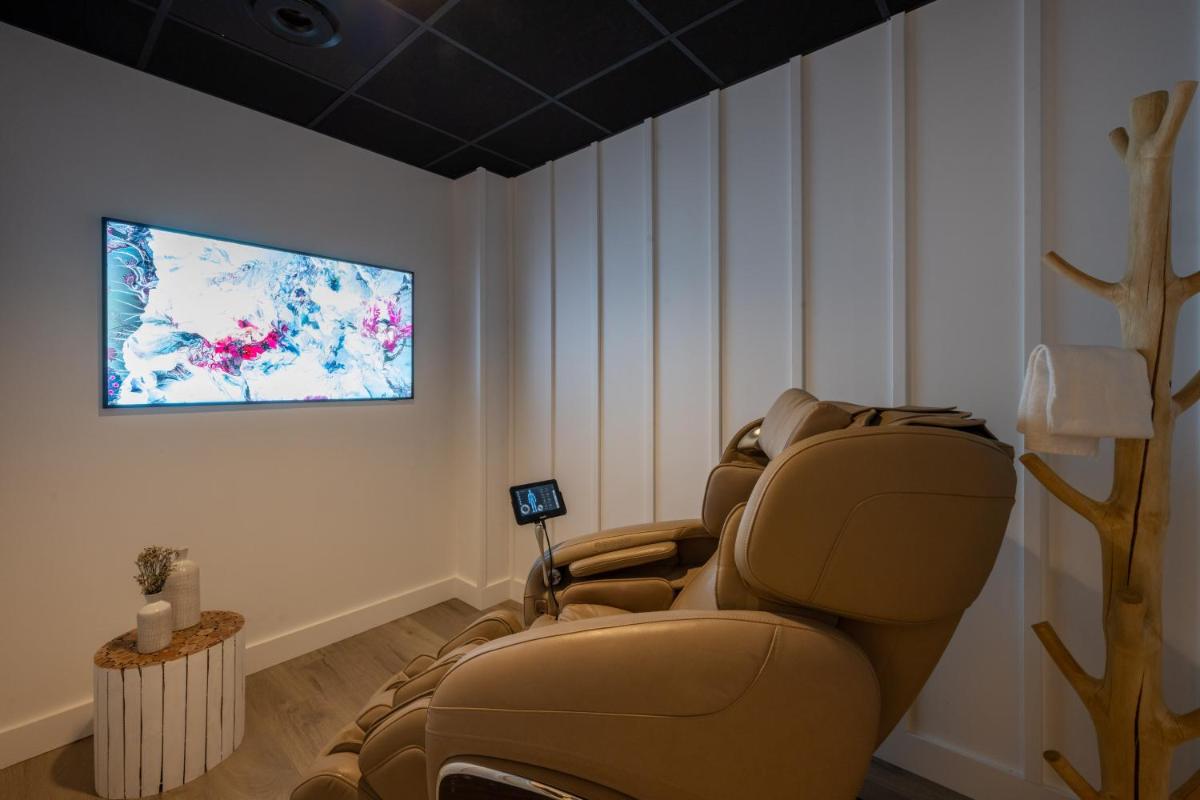 Télévision ou salle de divertissement dans l'établissement Hôtel Atalante - Relais Thalasso & Spa