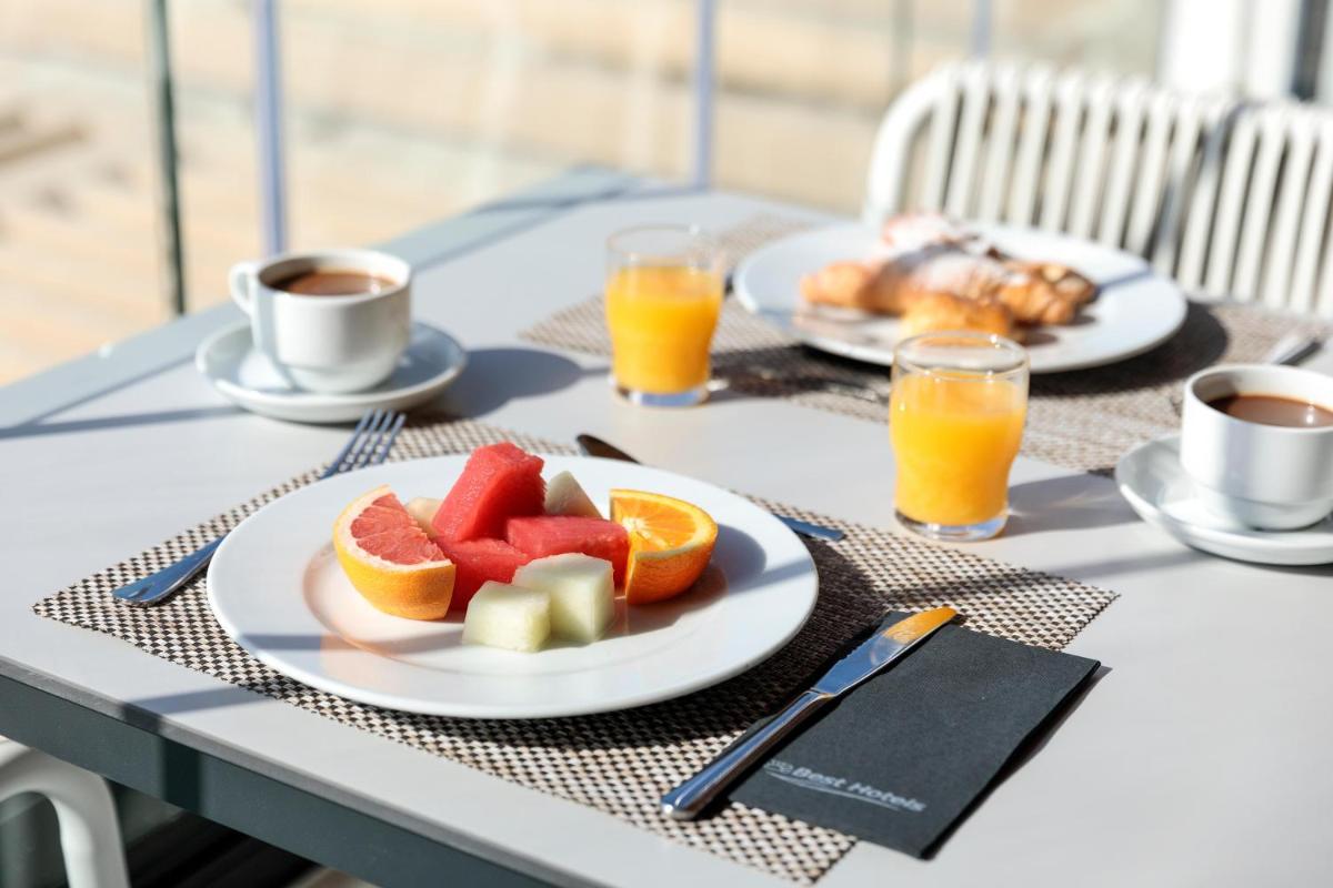 Comida en o cerca de este hotel