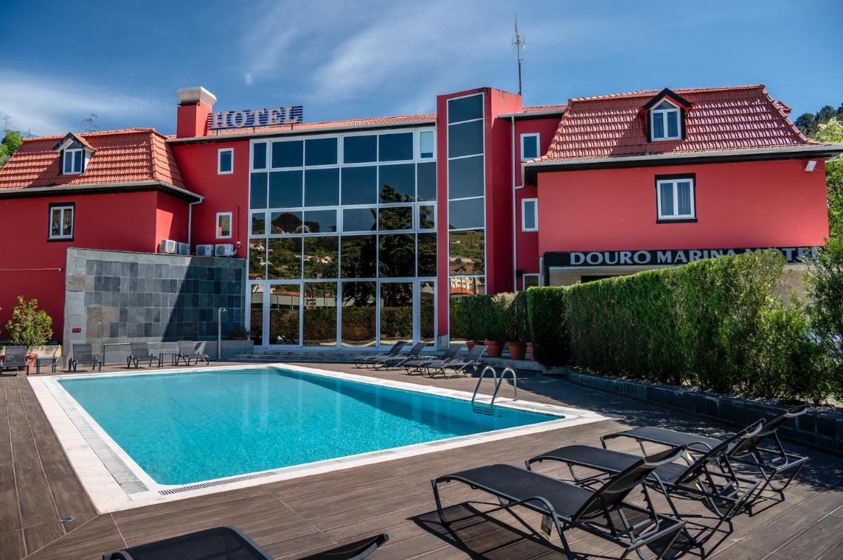 uma piscina em frente a um prédio em Douro Marina Hotel & SPA em Resende