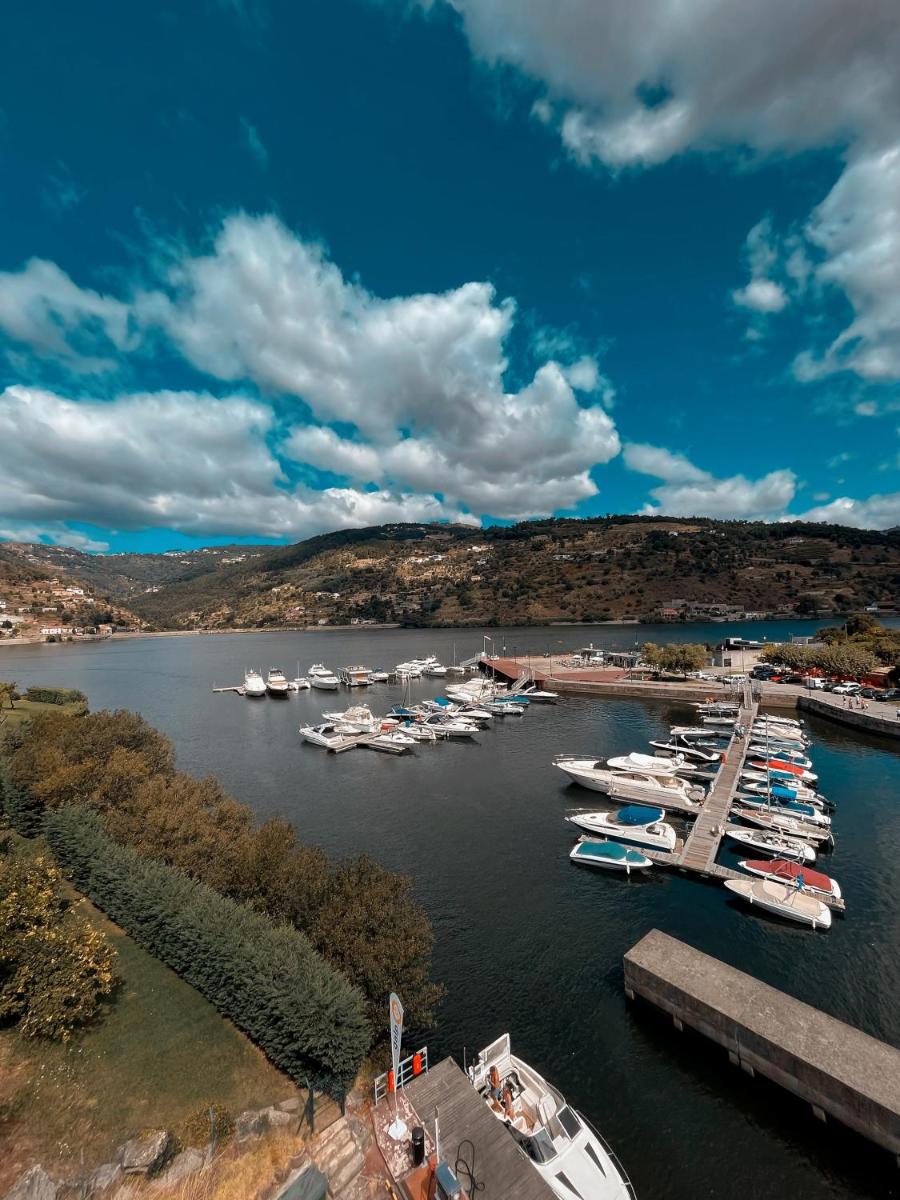 Um monte de barcos estão ancorados num porto. em Douro Marina Hotel & SPA em Resende mais 59 fotografias