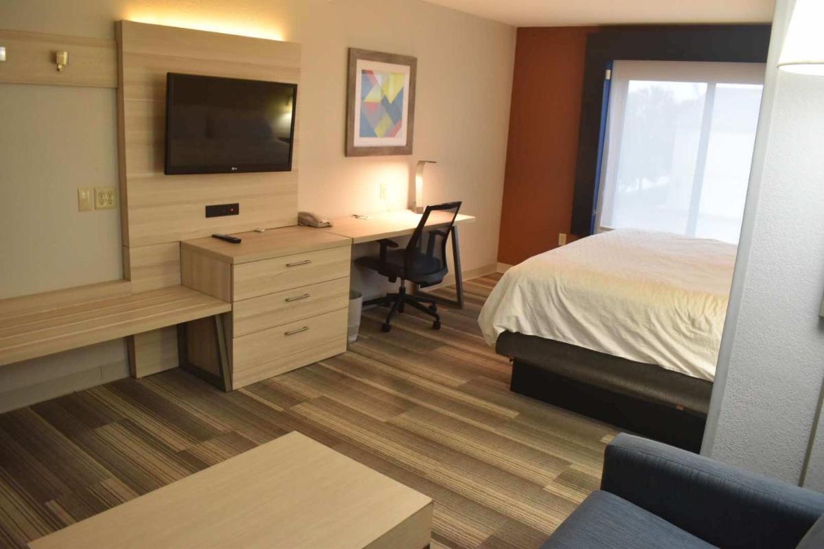 Holiday Inn Express Hotel & Suites McPherson by IHG - Housity