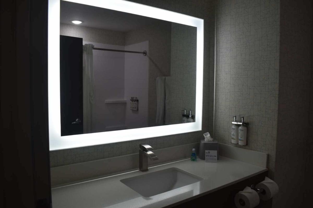 Holiday Inn Express Hotel & Suites McPherson by IHG - Housity