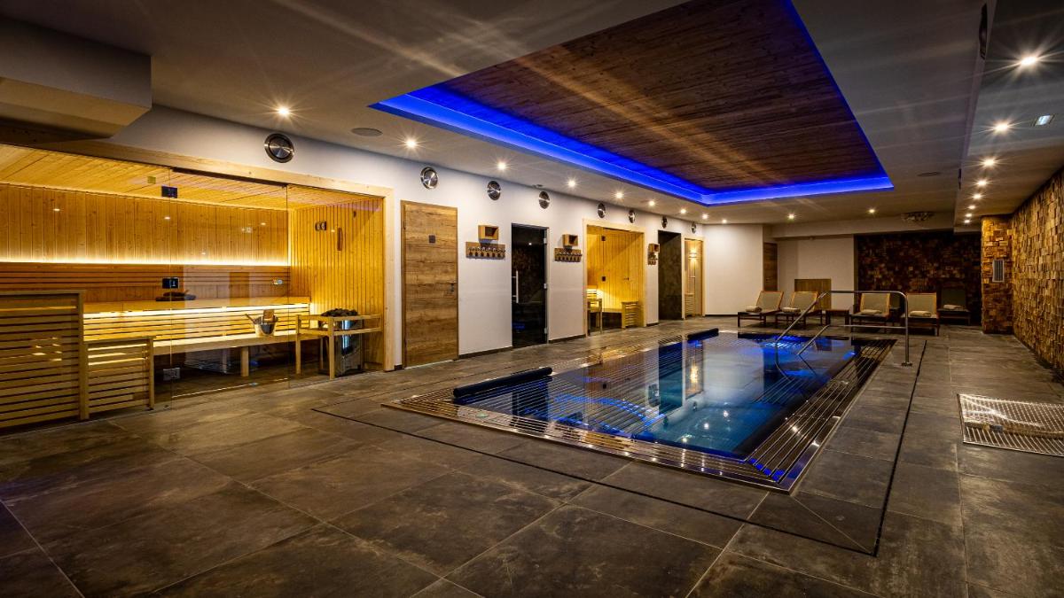 - un hall avec une piscine au milieu d'une pièce dans l'établissement Hôtel SPA du Lac de Madine - Maison DRAPIER, à Heudicourt-sous-les-Côtes
