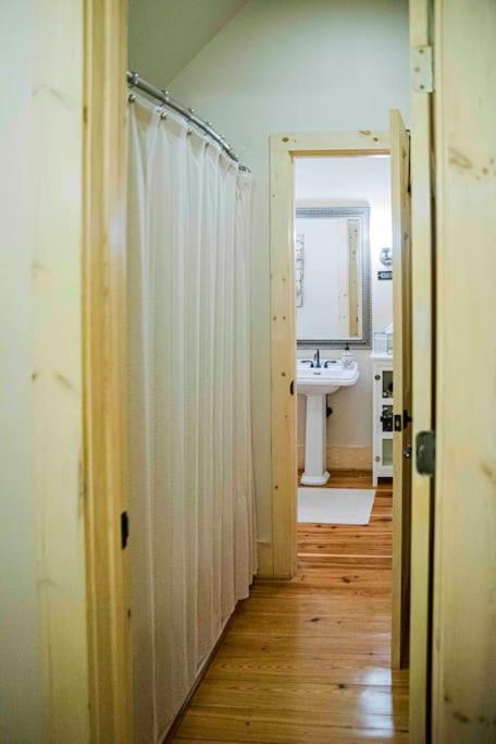 Cabin Lodge on Lake Bowen with lake access - Housity