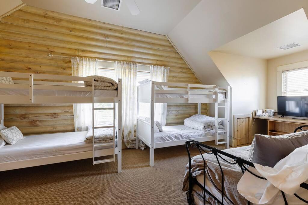 Cabin Lodge on Lake Bowen with lake access - Housity