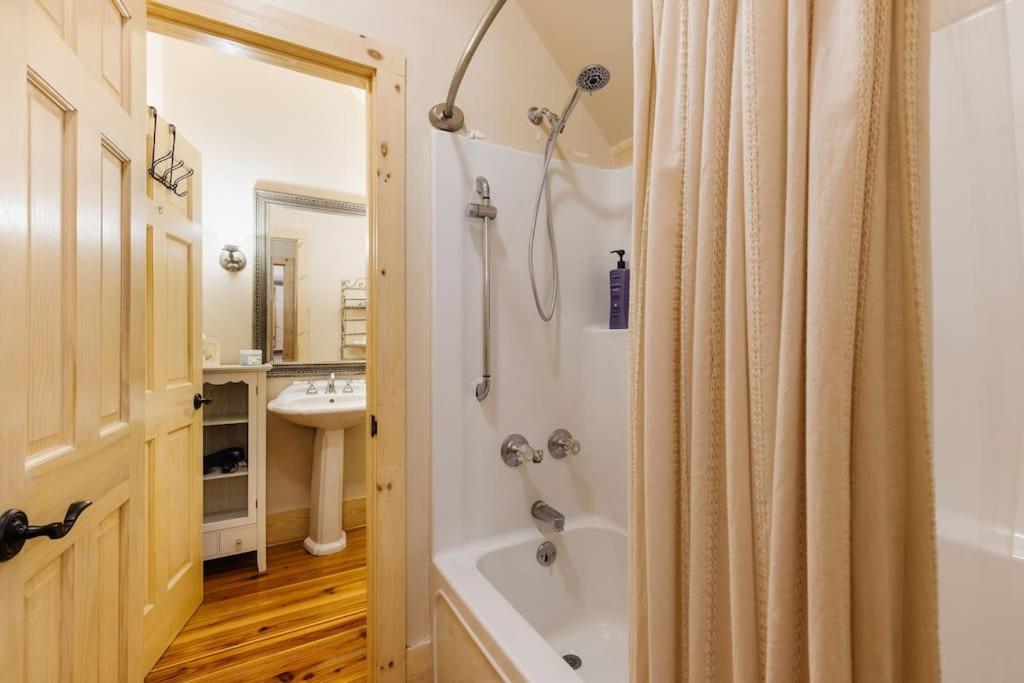 Cabin Lodge on Lake Bowen with lake access - Housity