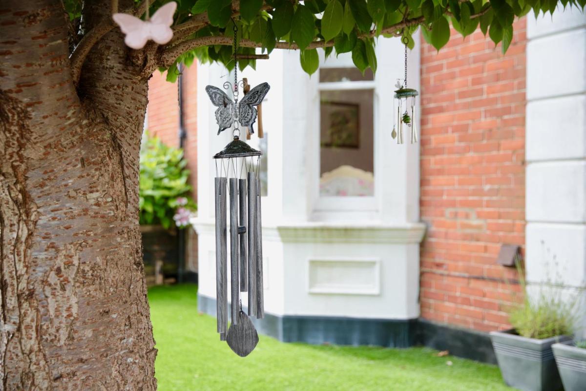 The Pink Door Seaside Holiday Home - Housity