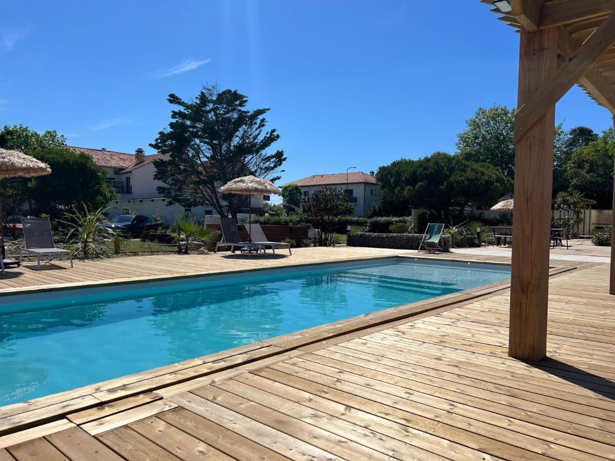 Hotel des Pins - Housity