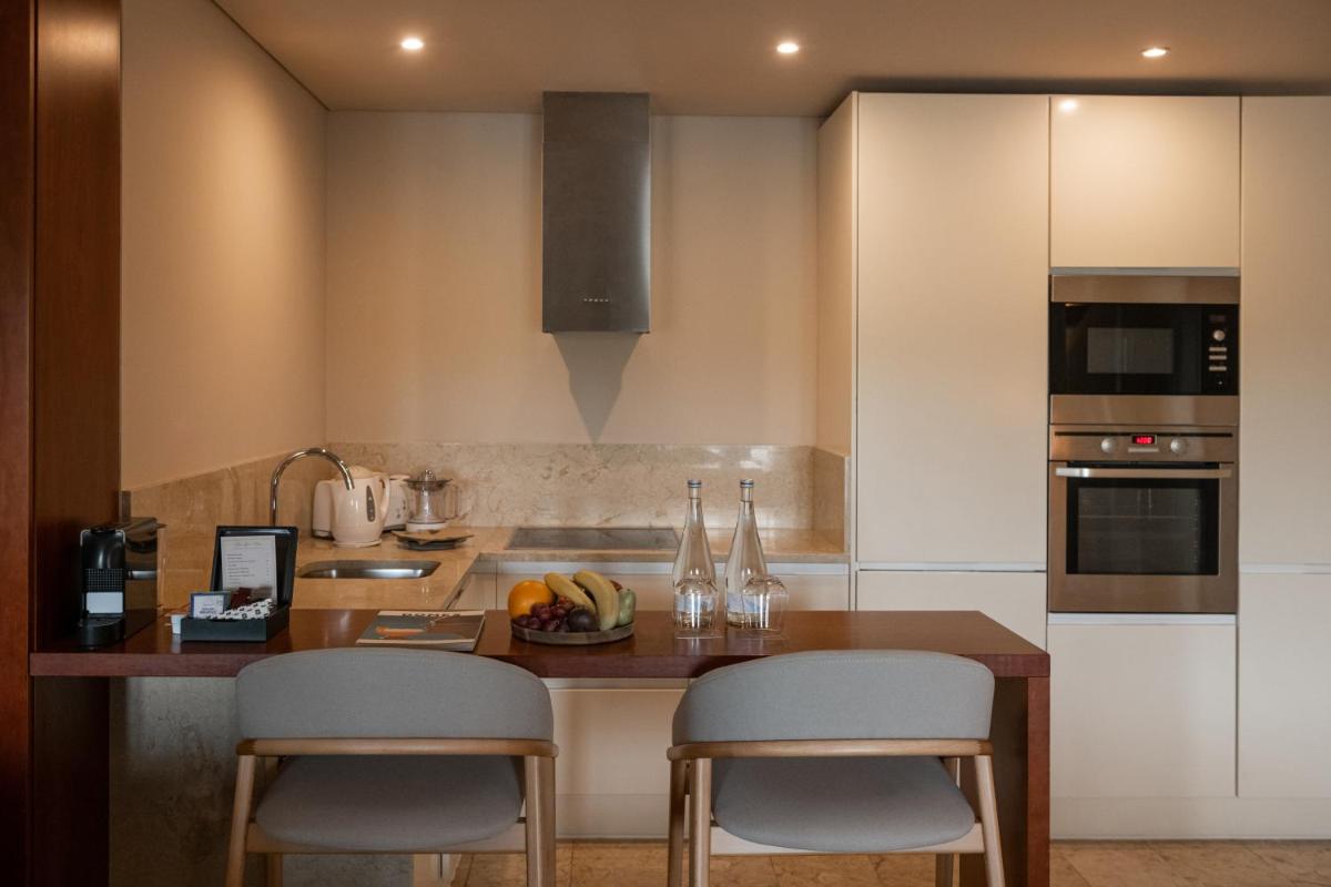 A cozinha ou kitchenette de Domes Lake Algarve, Autograph Collection
