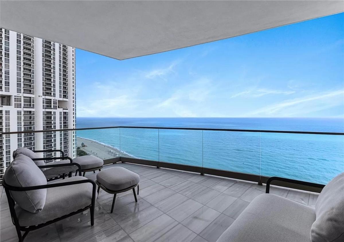 Spectacular 3-Bedroom Flow Through Corner Residence - Housity