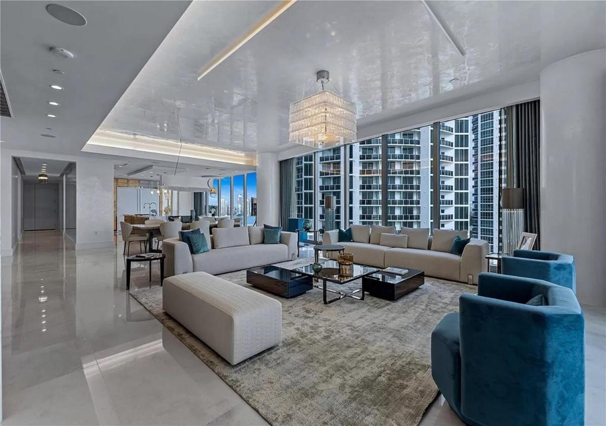 Spectacular 3-Bedroom Flow Through Corner Residence - Housity