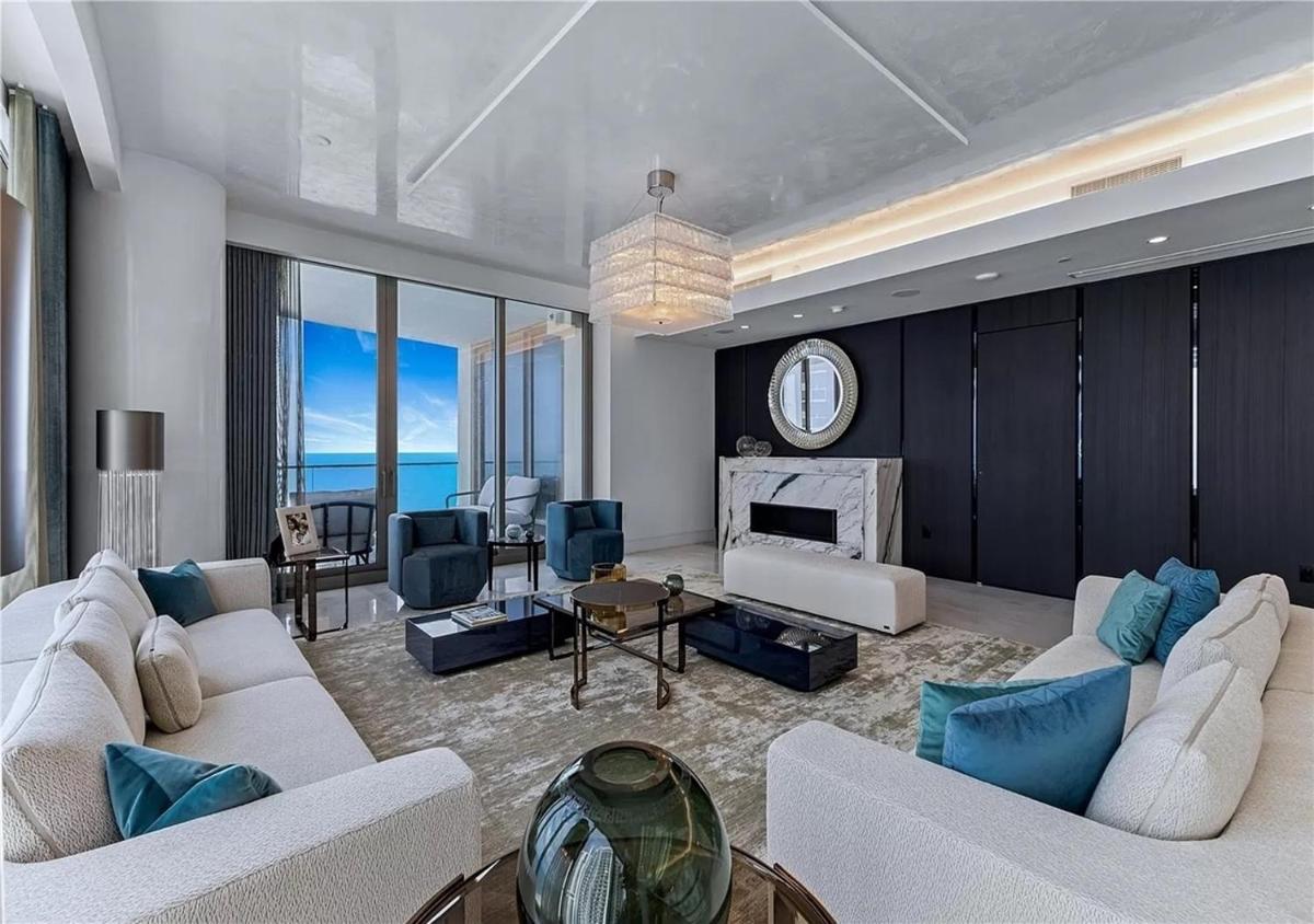 Spectacular 3-Bedroom Flow Through Corner Residence - Housity