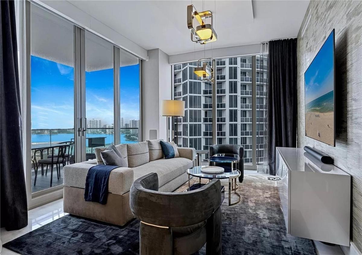 Spectacular 3-Bedroom Flow Through Corner Residence - Housity
