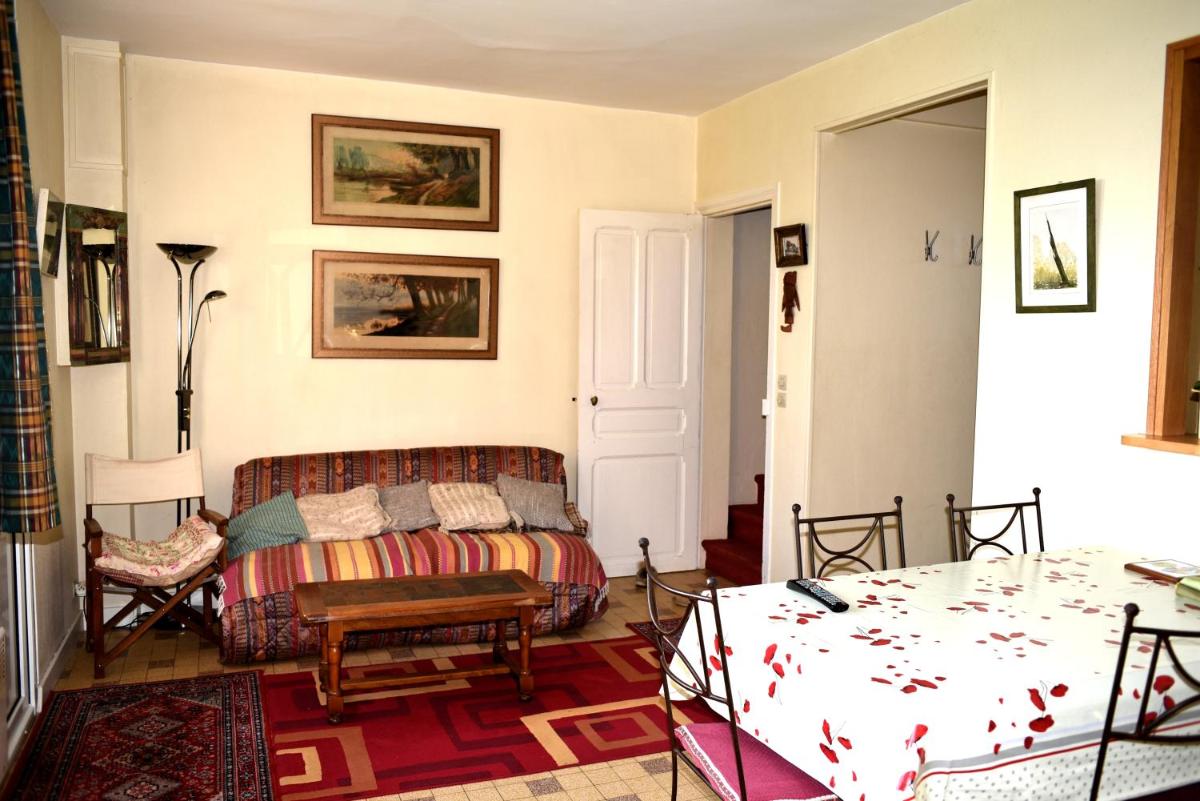 Maison derrière les champs - Housity