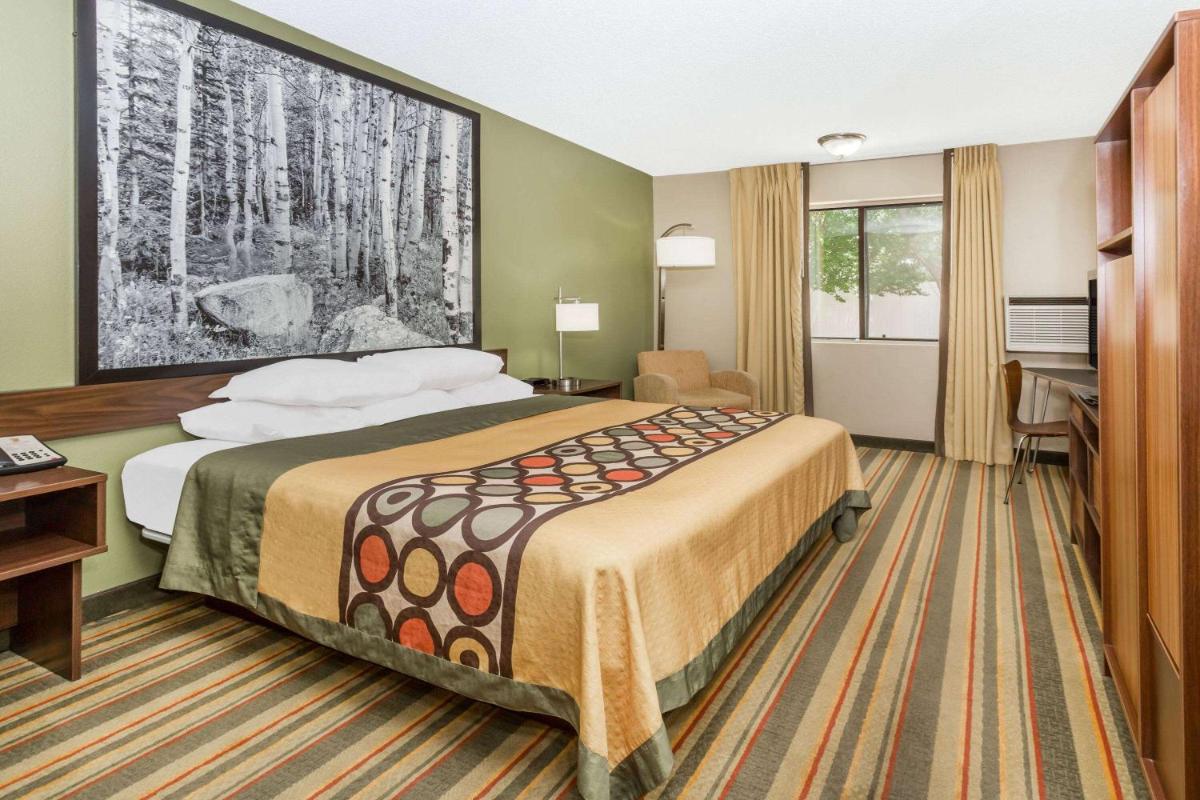 Super 8 by Wyndham Montrose - Housity