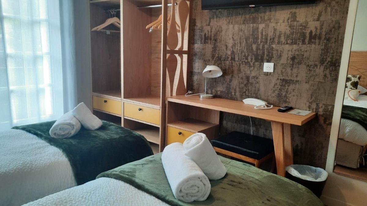 Un ou plusieurs lits dans un hébergement de l'établissement Hotel Trinquet