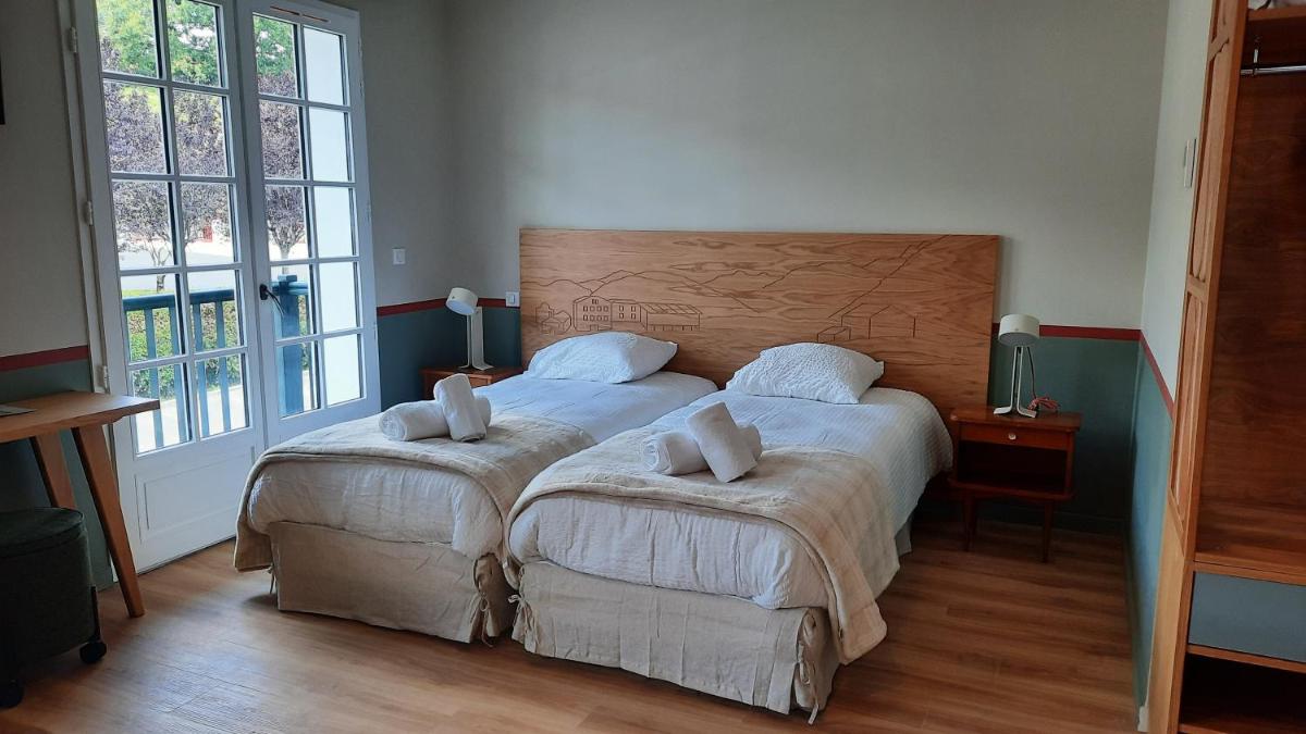 Un ou plusieurs lits dans un hébergement de l'établissement Hotel Trinquet
