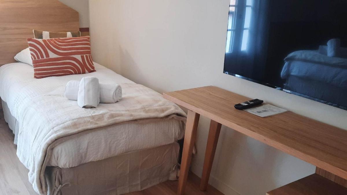 Un ou plusieurs lits dans un hébergement de l'établissement Hotel Trinquet