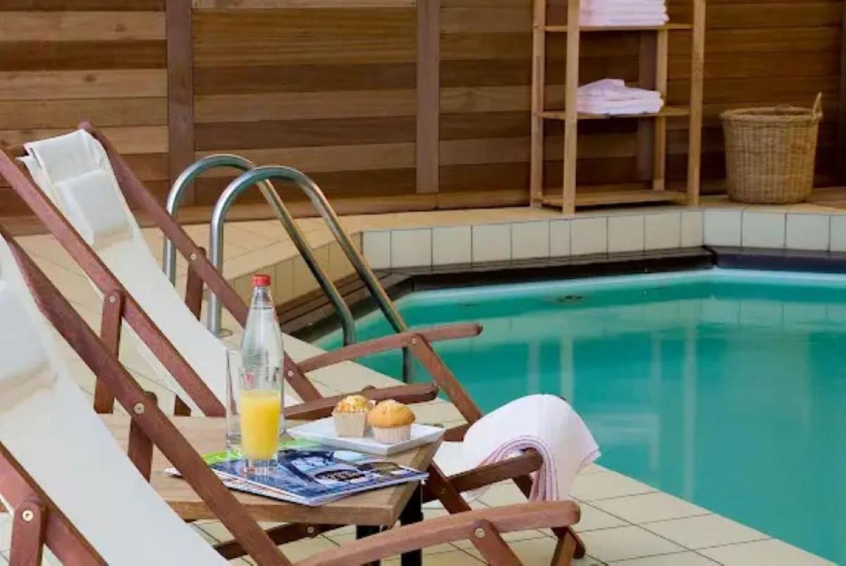 Piscine de l'établissement Hob Fort du Pré ou située à proximité