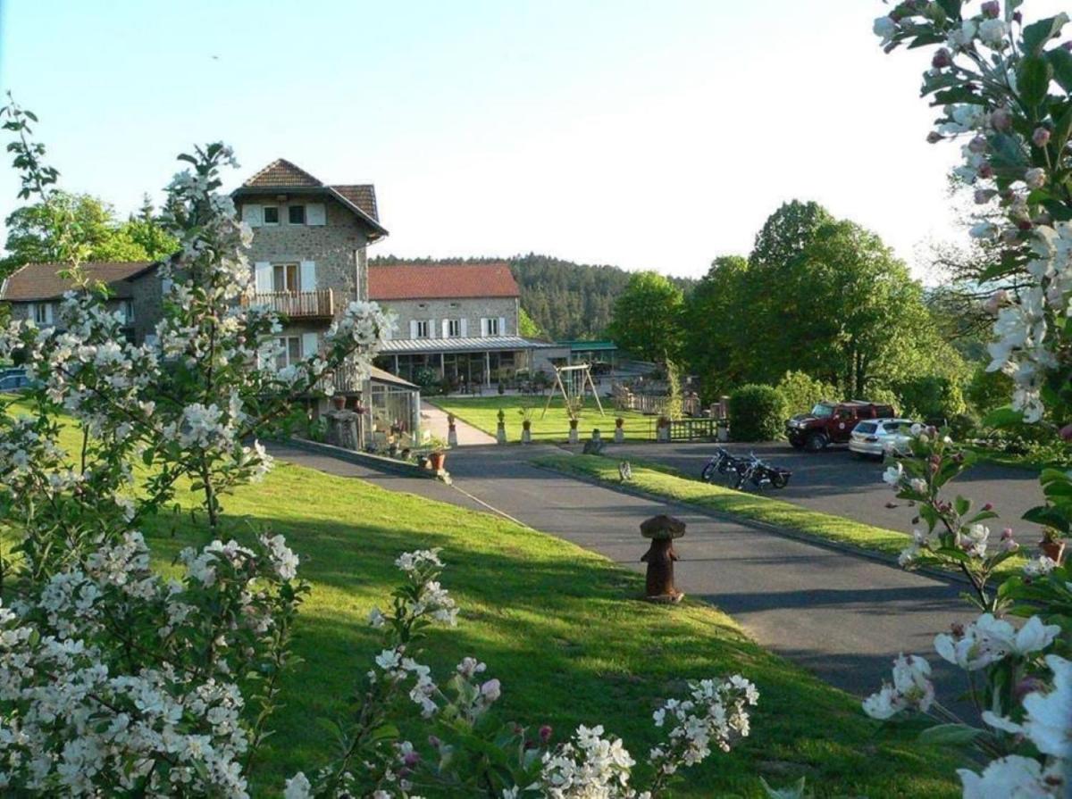 une rue avec un bâtiment et une borne d'incendie dans l'herbe dans l'établissement Hob Fort du Pré, à Saint-Bonnet-le-Froid 74 autres photos