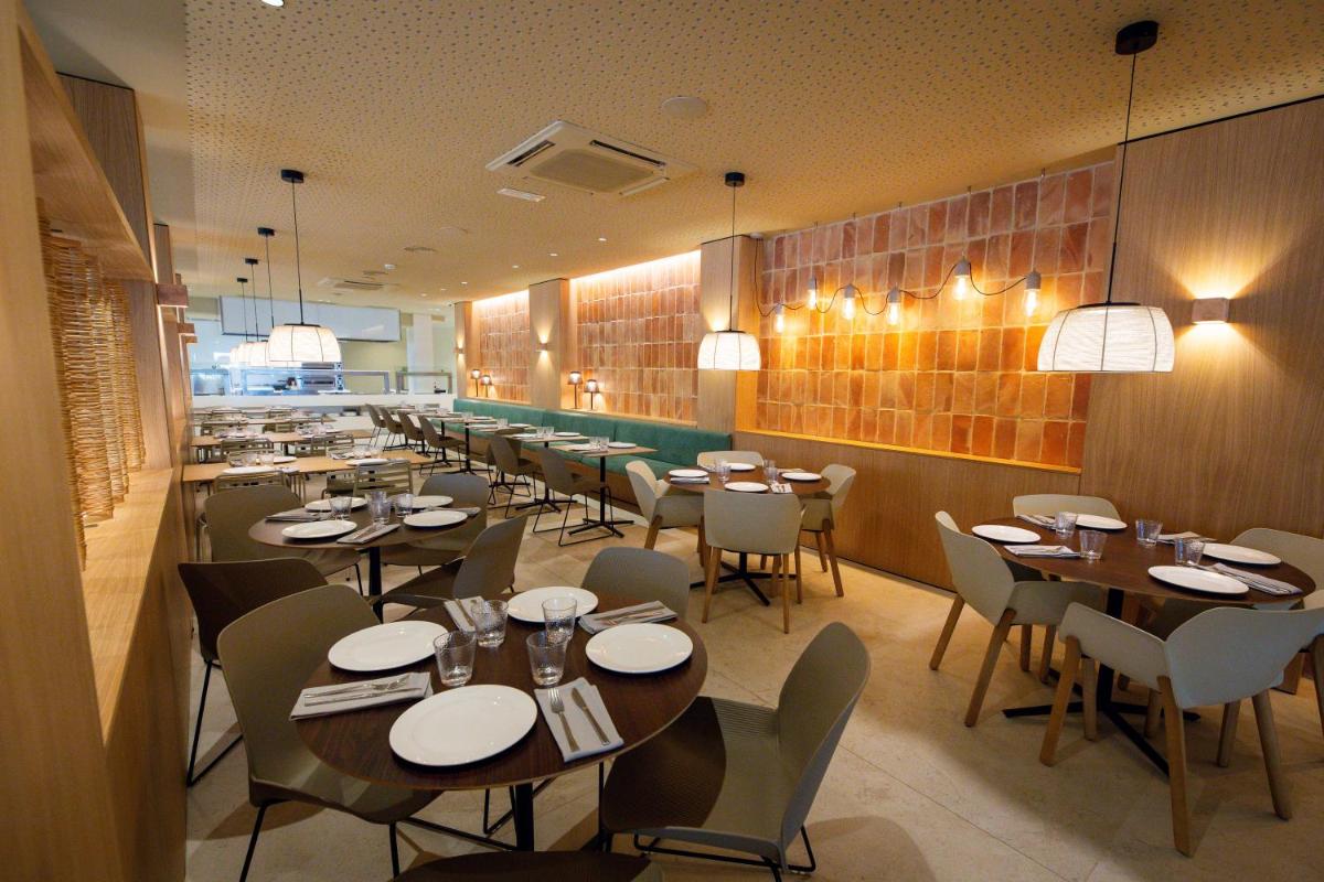 Un restaurante o sitio para comer en Hotel Maritim 4 Superior