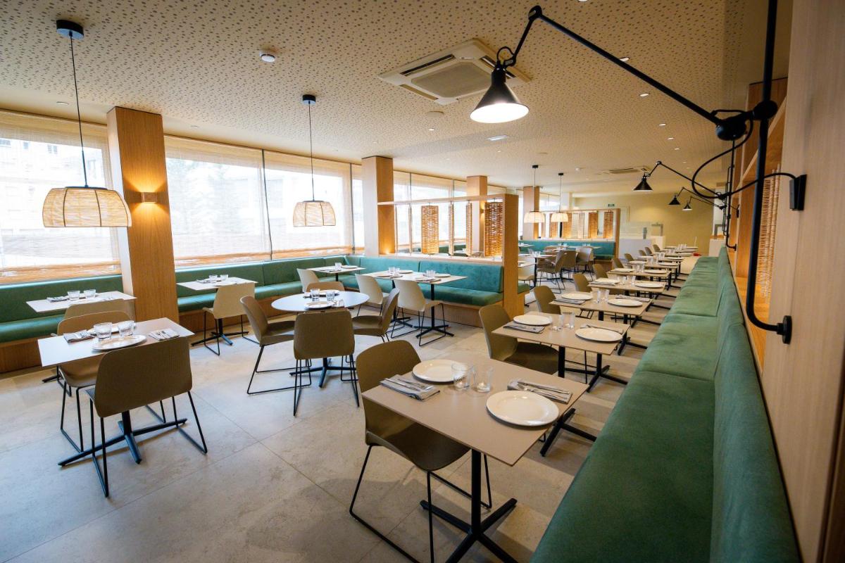 Un restaurante o sitio para comer en Hotel Maritim 4 Superior