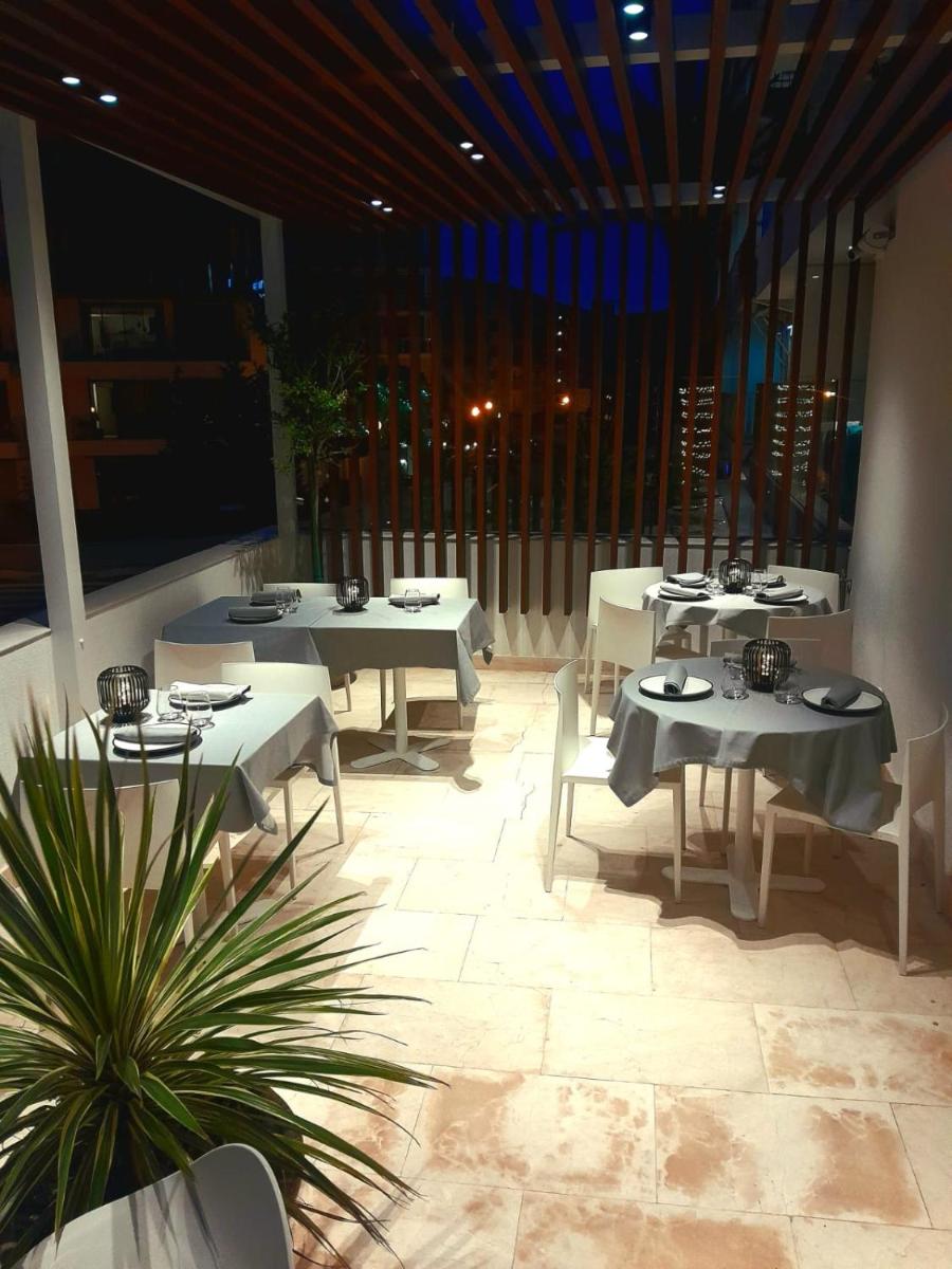 Un restaurante o sitio para comer en Hotel Maritim 4 Superior