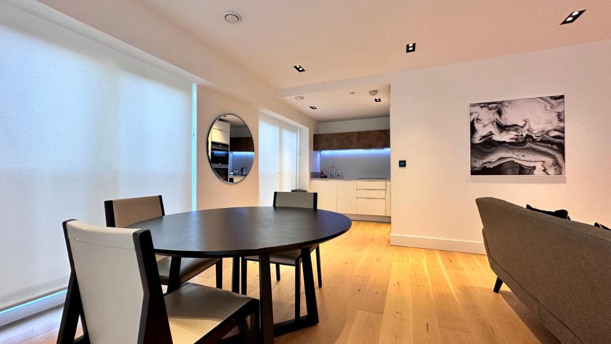 Versace Suite Balcony 1GB WIFI Netflix HDTV - Housity