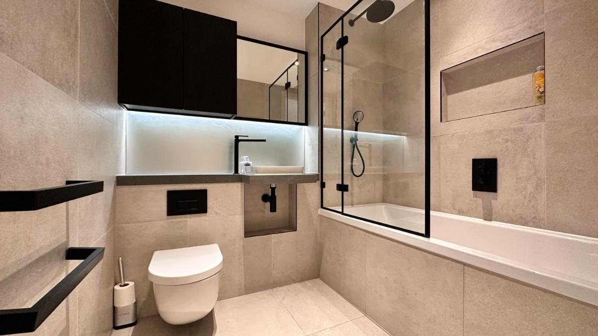 Versace Suite Balcony 1GB WIFI Netflix HDTV - Housity