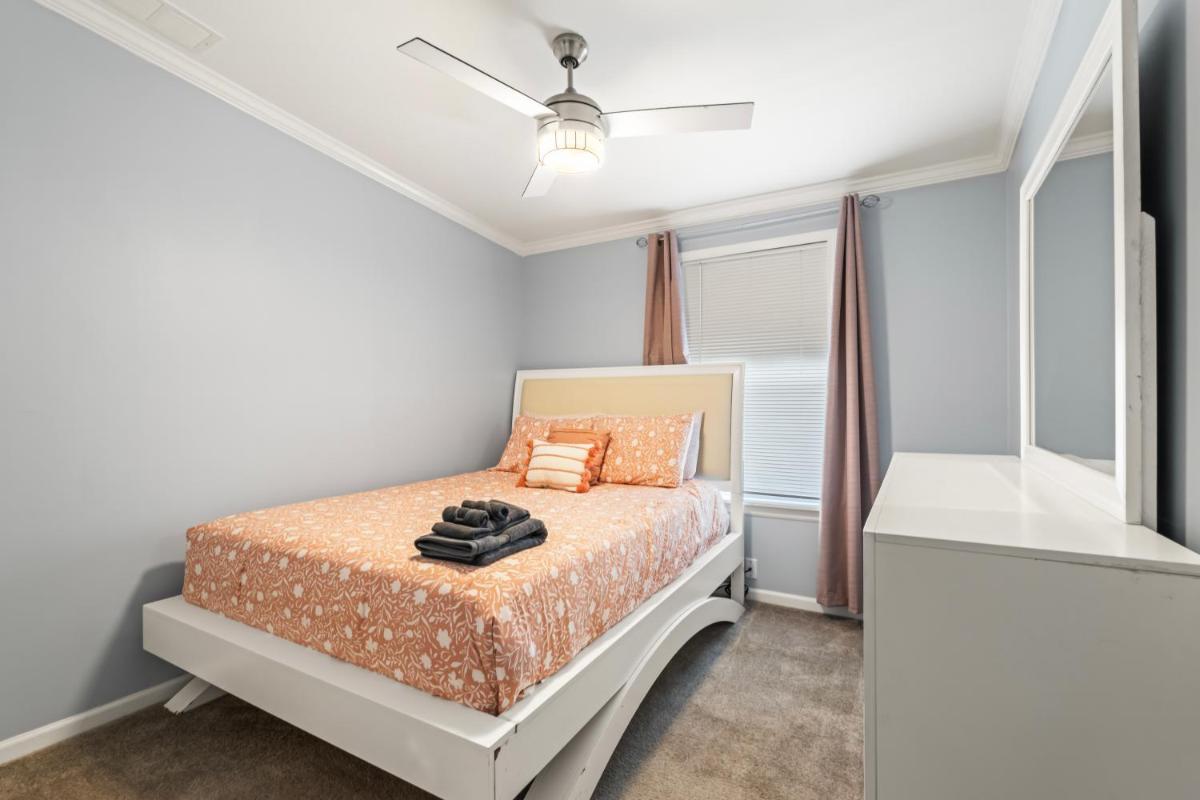 Lux 3BedRoom Home 5 Mins to the Beach KingBed QueenBed Twin bed Sleeper Sofa - Housity
