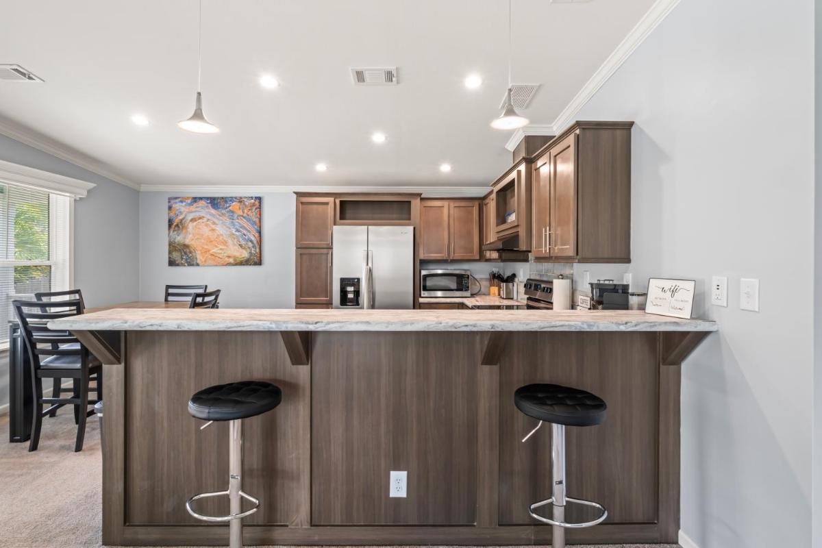 Lux 3BedRoom Home 5 Mins to the Beach KingBed QueenBed Twin bed Sleeper Sofa - Housity