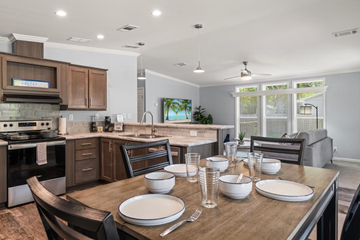 Suitetrails - Lux 3BedRoom Home 5 Mins to the Beach KingBed QueenBed Twin bed Sleeper Sofa
