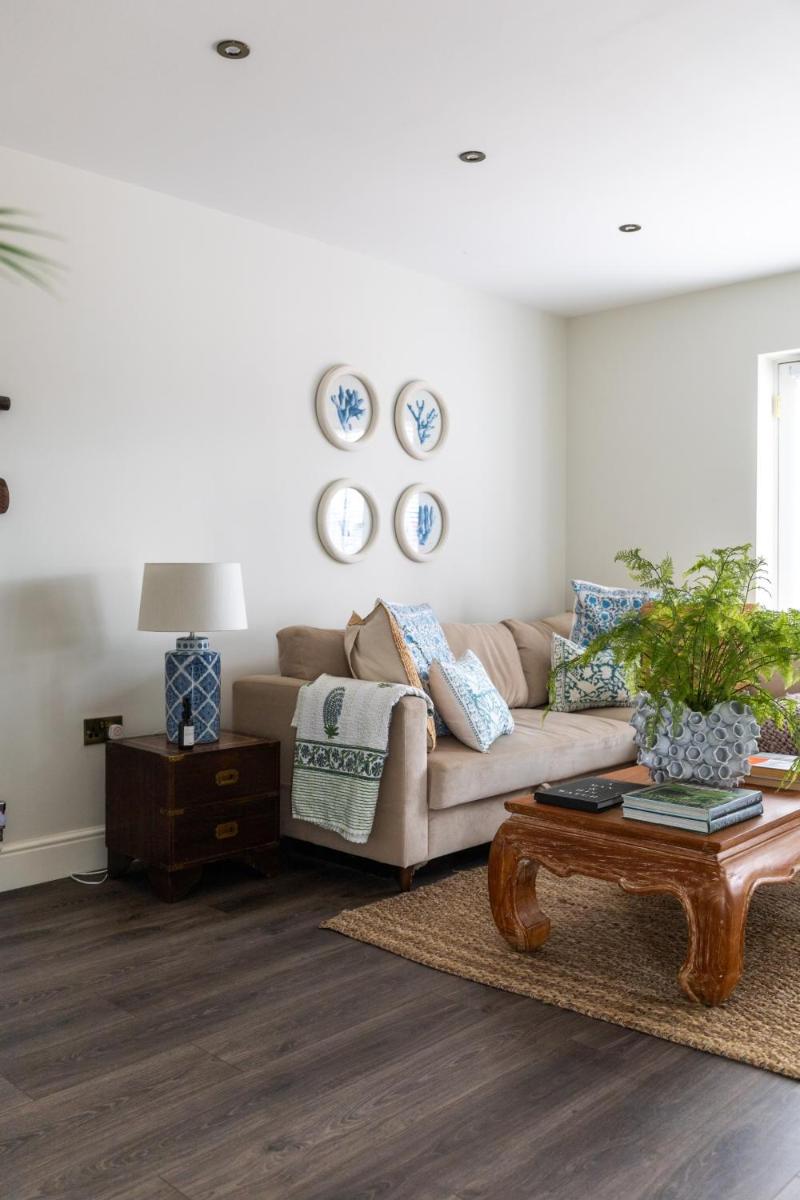 The Pelican Room-converted Cart Lodge near airport - Housity